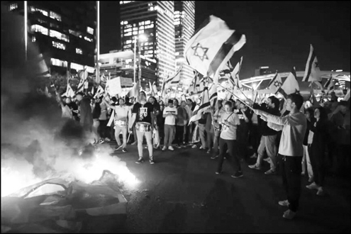 当地时间3月26日,以色列总理内塔尼亚胡解除国防部长加兰特的职务后,抗议者走上街头。(图据红星新闻)